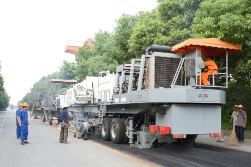Asphalt road hot-in-place recycling equi